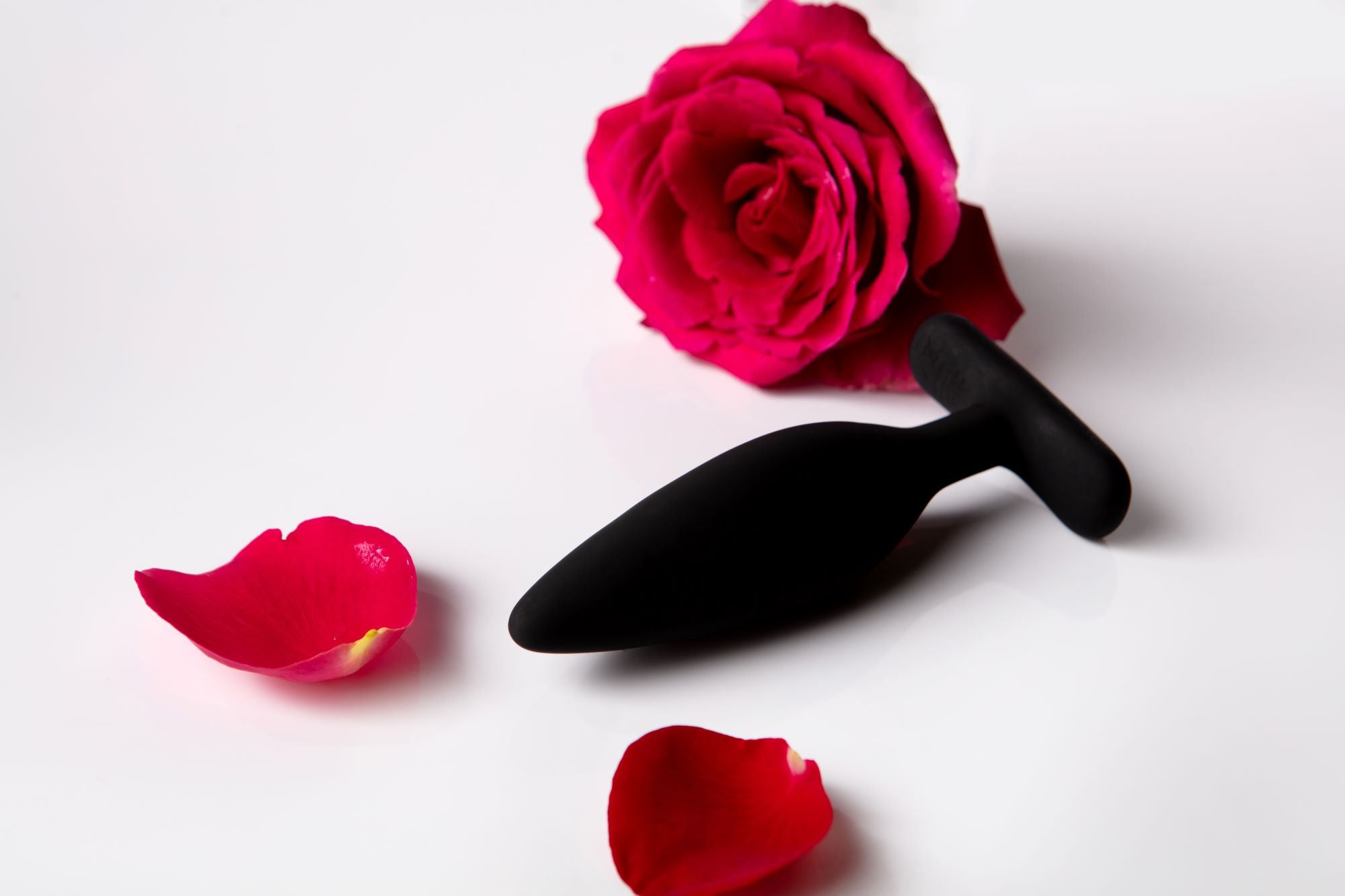 Egon Butt Plug by Je Joue with red rose and petals