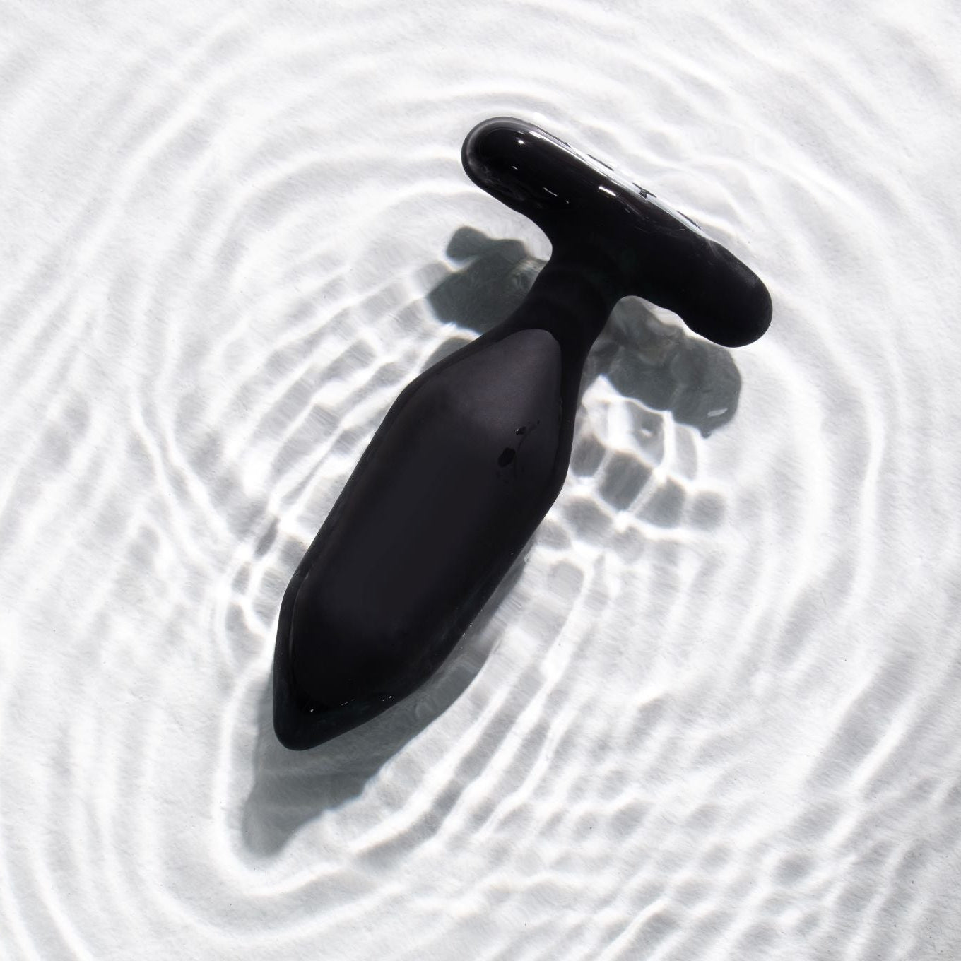 Onyx Butt Plug in water