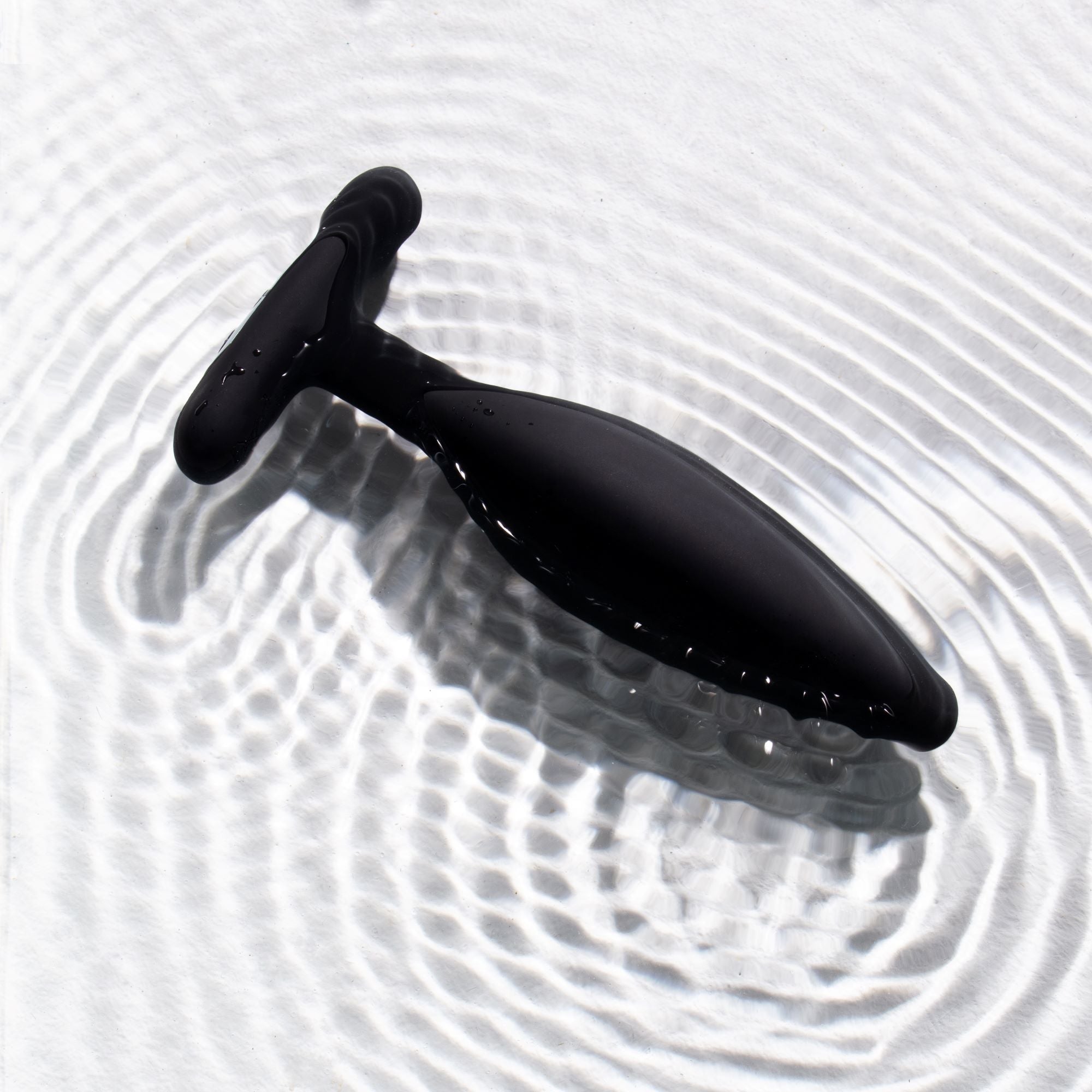 Egon Vibrating Butt Plug in water