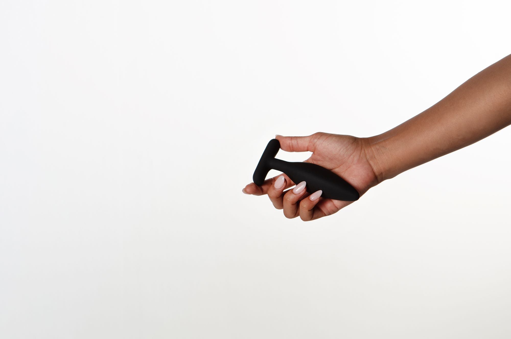 Hand holding Egon Butt Plug by Je Joue