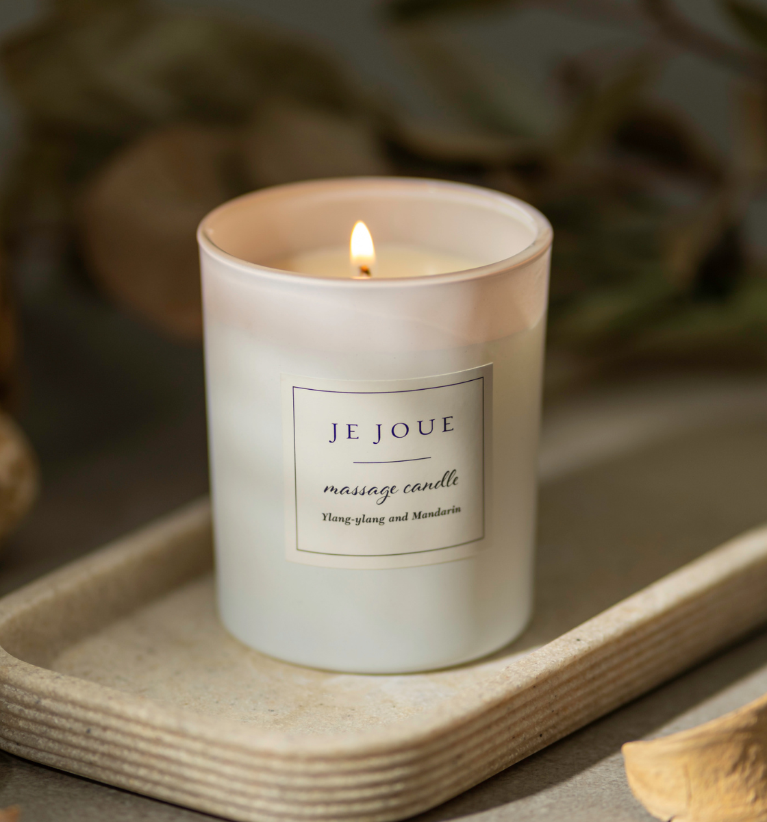 Je Joue White Massage Candle on cosy background