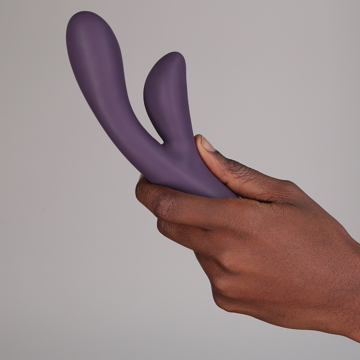 Hand holding Hera Vibrator in purple 
