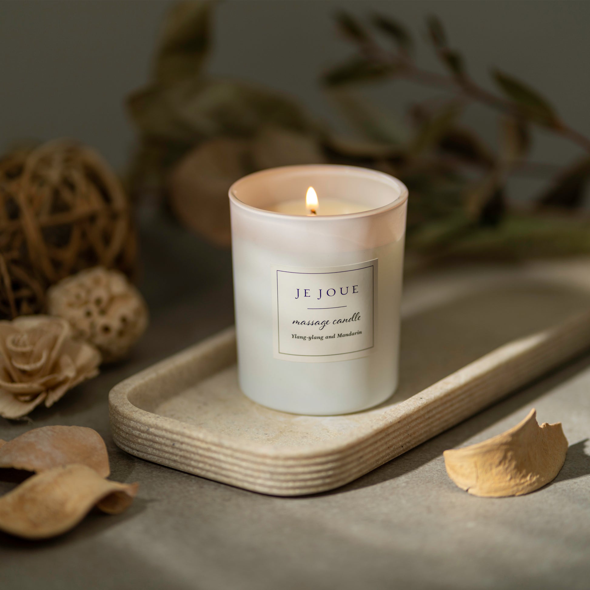 Je Joue Lit Massage Candle in white